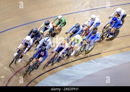 2022-10-13 20:14:23:19 SAINT-QUENTIN-EN-YVELINES - Mylene de Zoete in azione durante la corsa di eliminazione delle donne durante il secondo giorno dei Campionati mondiali di ciclismo UCI Track. ANP ROBIN VAN LONKHUIJSEN olanda fuori - belgio fuori Foto Stock