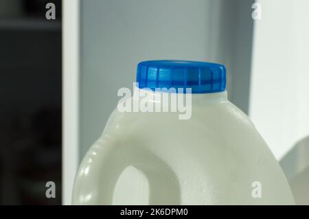 Biberon con tappo blu in frigorifero Foto Stock