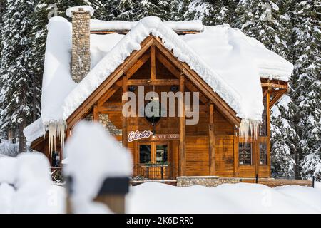 La caffetteria Cilantro presso l'Emerald Lake Lodge in inverno Foto Stock