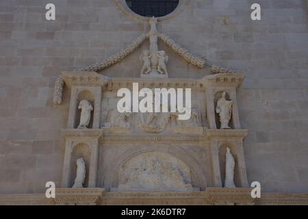 Isole Tremiti - Puglia - Isola di San Nicola - le eleganti sculture sulla facciata della Chiesa di Santa Maria a Mare Foto Stock