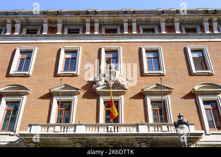 Facciata di un edificio in stile coloniale nel quartiere del centro cittadino. Ha diverse finestre e una bandiera spagnola nel balcone Foto Stock