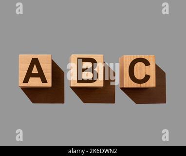 Lettere ABC su cubi di legno. Concetto di base a B C. Foto di alta qualità Foto Stock