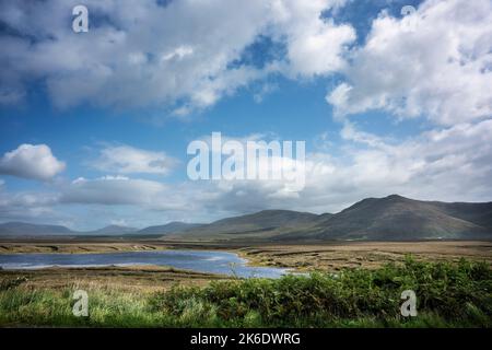 Ampio paesaggio intorno Lough Gar, contea Mayo, Ireland.tracce di taglio del prato sono visibili sulle rive del lago. Foto Stock