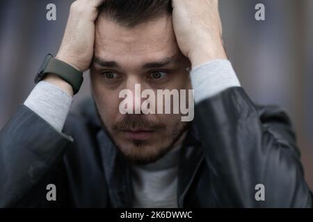 ritratto di un uomo di mezza età che sperimenta apatia e indifferenza in tutto ciò che accade Foto Stock