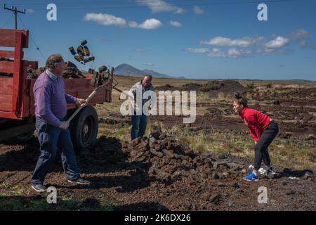 Aughness, Ballycroy, County Mayo, Irlanda, 5-4-2020. Raccolta della torba nell'Irlanda nord-occidentale Foto Stock