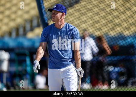 Il catcher dei Los Angeles Dodgers Will Smith (16) partecipa alla pratica di batting prima del gioco NLDS 2 contro i San Diego Padres, mercoledì 1 ottobre Foto Stock