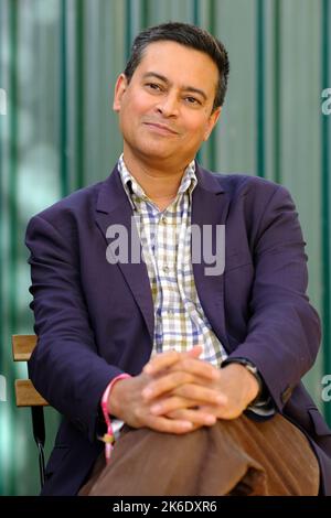 Cheltenham, Gloucestershire, Regno Unito – giovedì 13 ottobre 2022 – la professoressa Rana Mitter storica e autrice partecipa al Cheltenham Literature Festival per parlare del suo ultimo libro - Photo Steven May / Alamy Live News Foto Stock