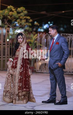 Sposa e Groom a Baraat e Rukhsatee cerimonia a Karachi, moderno matrimonio pakistano con un tocco tradizionale Foto Stock