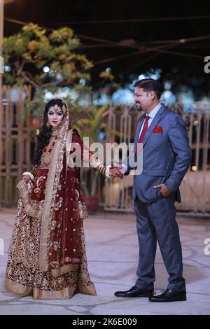 Sposa e Groom a Baraat e Rukhsatee cerimonia a Karachi, moderno matrimonio pakistano con un tocco tradizionale Foto Stock