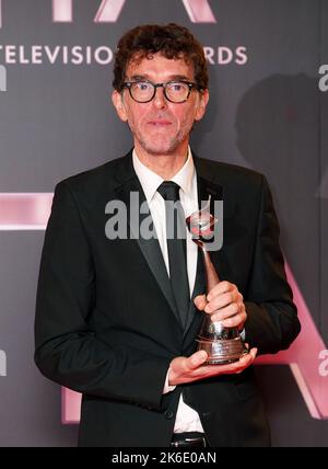 Mark Charnock nella sala stampa dopo aver vinto il Serial Drama Performance Award per il suo ruolo di Marlon Dingle a Emmerdale, al National Television Awards 2022 tenutosi all'OVO Arena Wembley di Londra. Data immagine: Giovedì 13 ottobre 2022. Foto Stock