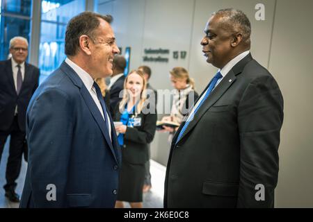 Bruxelles, Belgio. 13th Ott 2022. Il Segretario della Difesa degli Stati Uniti Lloyd J. Austin III, a destra, saluta il Ministro della Difesa greco Nikolaos Panagiotopoulos al Ministero della Difesa della NATO, 13 ottobre 2022 a Bruxelles, Belgio. Credit: Chad J. McNeeley/DOD/Alamy Live News Foto Stock