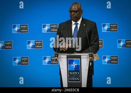 Bruxelles, Belgio. 13th Ott 2022. Il Segretario della Difesa degli Stati Uniti Lloyd J. Austin III risponde a una domanda durante una conferenza stampa al Ministero della Difesa della NATO, 13 ottobre 2022 a Bruxelles, Belgio. Credit: Chad J. McNeeley/DOD/Alamy Live News Foto Stock