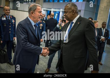 Bruxelles, Belgio. 13th Ott 2022. Il Segretario della Difesa degli Stati Uniti Lloyd J. Austin III, a destra, saluta il Ministro della Difesa Nazionale turco, Hulusi Akar, al Ministero della Difesa della NATO, 13 ottobre 2022 a Bruxelles, Belgio. Credit: Chad J. McNeeley/DOD/Alamy Live News Foto Stock