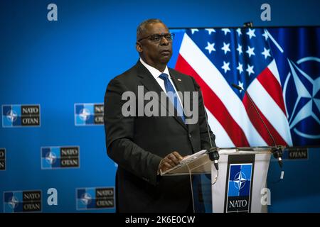 Bruxelles, Belgio. 13th Ott 2022. Il Segretario della Difesa degli Stati Uniti Lloyd J. Austin III risponde a una domanda durante una conferenza stampa al Ministero della Difesa della NATO, 13 ottobre 2022 a Bruxelles, Belgio. Credit: Chad J. McNeeley/DOD/Alamy Live News Foto Stock