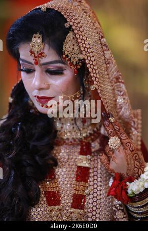 Sposa alla cerimonia di Baraat e Rukhsatee a Karachi, moderno matrimonio pakistano con un tocco tradizionale Foto Stock