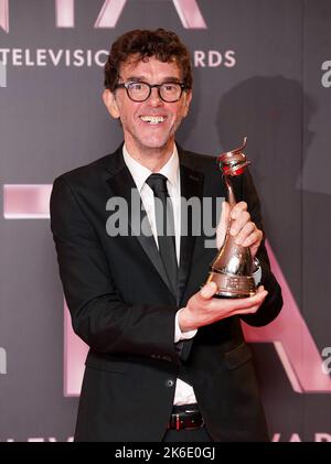 Mark Charnock nella sala stampa dopo aver vinto il Serial Drama Performance Award per il suo ruolo di Marlon Dingle a Emmerdale, al National Television Awards 2022 tenutosi all'OVO Arena Wembley di Londra. Data immagine: Giovedì 13 ottobre 2022. Foto Stock