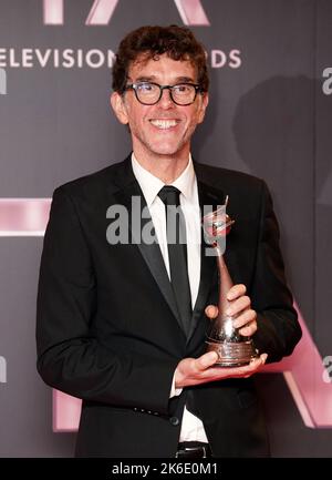 Mark Charnock nella sala stampa dopo aver vinto il Serial Drama Performance Award per il suo ruolo di Marlon Dingle a Emmerdale, al National Television Awards 2022 tenutosi all'OVO Arena Wembley di Londra. Data immagine: Giovedì 13 ottobre 2022. Foto Stock