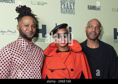 (Da sinistra a destra) Roman GianArthur, Janelle Monae e Benoit Swan Pouffer che assistono alla serata di apertura dei rompicapo blinders di Rambert: La Redenzione di Thomas Shelby, al Trobadour Wembley Park Theatre di Londra. Data immagine: Giovedì 13 ottobre 2022. Foto Stock