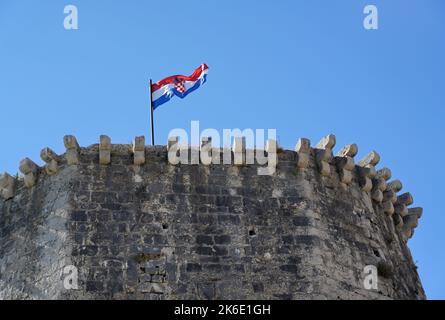 Croazia, Torre del Castello con bandiera, Trogir Foto Stock