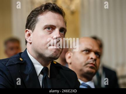 Washington, Stati Uniti. 13th Ott 2022. Daniel Hodges, ufficiale della polizia metropolitana di Washington, DC e US Capitol Police Sgt. Aquilino Gonell Ascolta come il Comitato di selezione della Camera che indaga l'attacco del 6 gennaio al Campidoglio degli Stati Uniti conduce un'audizione pubblica per discutere i suoi risultati di un anno di indagine presso il Cannon Office Building a Capitol Hill Giovedì, 13 ottobre 2022. Photo by Jemal Countess/UPI Credit: UPI/Alamy Live News Foto Stock