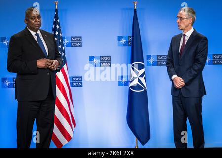 Bruxelles, Belgio. 13th Ott 2022. Il Segretario della Difesa degli Stati Uniti Lloyd J. Austin III, a sinistra, parla con il Segretario Generale della NATO Jens Stoltenberg a margine del Ministro della Difesa della NATO, 13 ottobre 2022 a Bruxelles, Belgio. Credit: Chad J. McNeeley/DOD/Alamy Live News Foto Stock