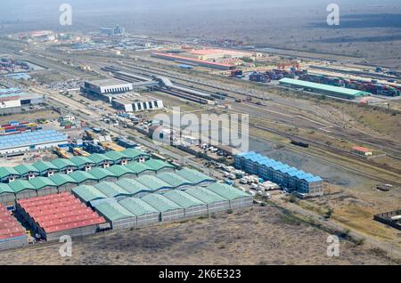 KENIA, Nairobi Terminus, Madaraka stazione ferroviaria per i treni passeggeri e merci per Mombasa, la linea ferroviaria è stata finanziata e costruita dalla Cina, proprio sopra Nairobi Nationalpark / KENIA, Nairobi Terminus a Syokimau, Madaraka Bahnhof für Passagier und Fracht Züge nach Mombasa, Die Bahnlinie wurde von China Road and Bridge Corporation CRBC gebaut und von der chinesischen EXIM Export-Import-Bank finanziert, rechts oben Nairibi Nationalpark Foto Stock