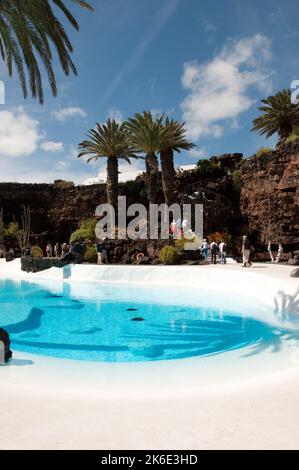 Piscina nel tunnel di lava crollata, Jameos del Agua, Lanzarote, Isole Canarie. Il Jameos del Agua è un'altra creazione di Cesar Manrique. Il Foto Stock