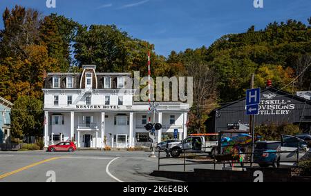 Callicoon, NY / USA - 12 ottobre 2022: Storico Western Hotel in una luminosa giornata autunnale Foto Stock