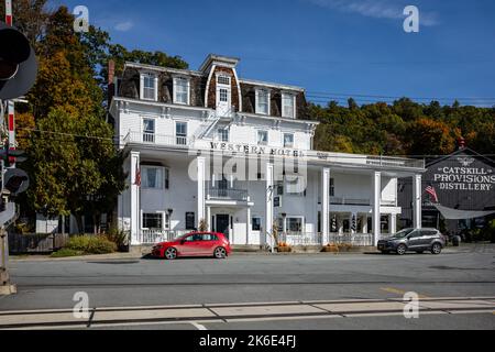 Callicoon, NY / USA - 12 ottobre 2022: Storico Western Hotel in una luminosa giornata autunnale Foto Stock