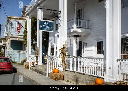 Callicoon, NY / USA - 12 ottobre 2022: Storico Western Hotel in una luminosa giornata autunnale Foto Stock