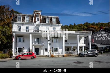 Callicoon, NY / USA - 12 ottobre 2022: Storico Western Hotel in una luminosa giornata autunnale Foto Stock