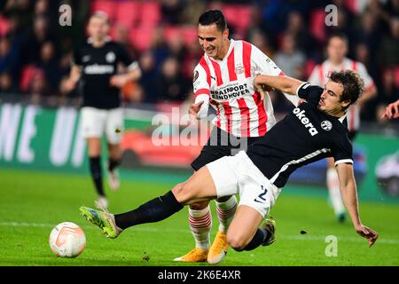 EINDHOVEN - (lr) Anwar El Ghazi del PSV Eindhoven, Lindrit Kamberi del FC Zurigo durante la UEFA Europa League Group Una partita tra il PSV Eindhoven e il FC Zurich al Phillips Stadium il 13 ottobre 2022 a Eindhoven, Paesi Bassi. ANP OLAF KRAAK Foto Stock