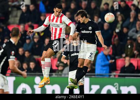 EINDHOVEN - (lr) Anwar El Ghazi del PSV Eindhoven, Lindrit Kamberi del FC Zurigo durante la UEFA Europa League Group Una partita tra il PSV Eindhoven e il FC Zurich al Phillips Stadium il 13 ottobre 2022 a Eindhoven, Paesi Bassi. ANP OLAF KRAAK Foto Stock