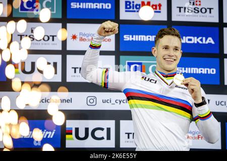 2022-10-13 21:57:54:19 SAINT-QUENTIN-EN-YVELINES - Harrie Lavreysen con la sua medaglia d'oro nel keirin uomini evento durante il secondo giorno del UCI Track Cycling World Championships. ANP ROBIN VAN LONKHUIJSEN olanda fuori - belgio fuori Foto Stock