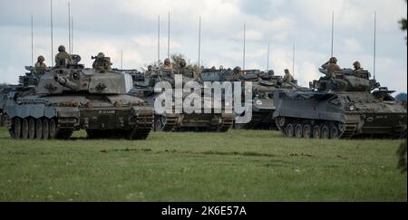 Esercito britannico Challenger II 2 FV4034 principale serbatoio di battaglia e Warrior FV510 veicoli da combattimento in azione su un esercizio militare, Wiltshire UK Foto Stock