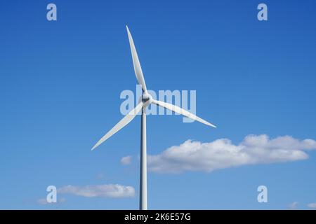 Pale della turbina eolica su sfondo blu cielo Foto Stock