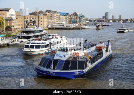 Barche di crociera sul Fiume Tamigi, Londra England Regno Unito Regno Unito Foto Stock