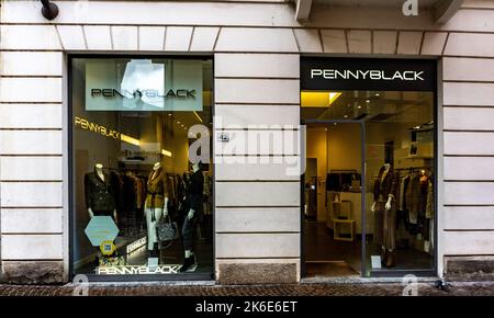 Un negozio di abbigliamento Penny Black Womens in Via Roma, Lecco, Italia. Foto Stock