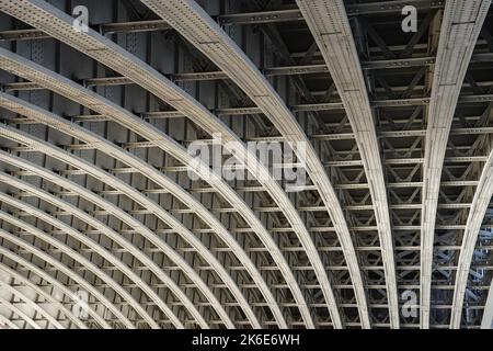 Struttura a ponte in metallo, vista dal basso della campata arcuata Foto Stock