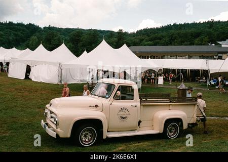 Un rimorchio da campeggio d'epoca Ford F-250 e Shasta di proprietà dei campi di lavanda a Puckin Blossom Farms sono parcheggiati nell'erba presso la Lega di New Hampshir Foto Stock