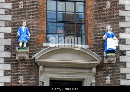 Statue di Bluecoats su ex Blewcoat School, ora Wren House a Hatton Garden, Londra Inghilterra Regno Unito Regno Unito Foto Stock