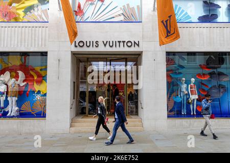 Negozio Louis Vuitton su New Bond Street, Londra Inghilterra Regno Unito Regno Unito Foto Stock