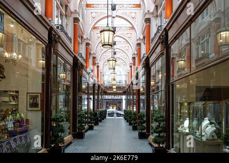 The Royal Arcade, galleria di negozi a Mayfair, Londra Inghilterra Regno Unito Foto Stock