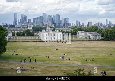 Vista dei grattacieli di Canary Wharf da Greenwich Park a Londra, Inghilterra, Regno Unito, Regno Unito Foto Stock