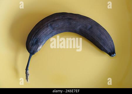 Vecchia buccia di banana singola overmature diventata nera Foto Stock