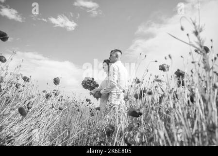 coppia romantica abbraccio tra papaveri, amore e romanticismo. oppio. Foto Stock