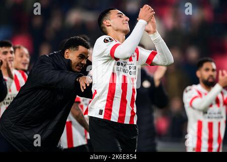 EINDHOVEN - (lr) Anwar El Ghazi del PSV Eindhoven, Cody Gakpo del PSV Eindhoven festeggia la vittoria durante la UEFA Europa League Group Una partita tra il PSV Eindhoven e il FC Zurigo allo stadio Phillips il 13 ottobre 2022 a Eindhoven, Paesi Bassi. ANP OLAF KRAAK Foto Stock