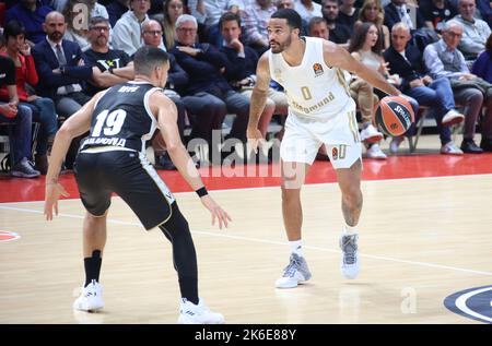 Nick Weiler-Babb (FC Bayern Monaco) contrastato da Iffe Lundberg (Segafredo Virtus Bologna) durante la partita di campionato di pallacanestro della Eurolega Segafredo Virtus Bologna Vs. FC Bayern Monaco - Bologna, 13 ottobre 2022 al Paladozza sport Palace Foto Stock