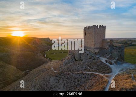 Vista aerea delle rovine medievali del castello al tramonto a Ontígola, Toledo, Castilla-la Mancha, Spagna. L'antica fortezza sorge in cima ad una collina rocciosa . Foto Stock