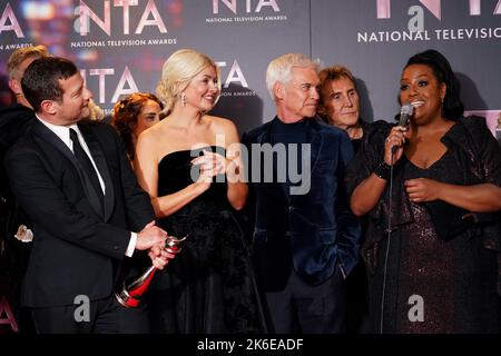 Dermot o'Leary, Holly Willoughby, Phillip Schofield, Nik Speakman e Alison Hammond festeggiano nella sala stampa dopo aver vinto il premio Daytime di questa mattina ai National Television Awards 2022 tenutisi presso L'OVO Arena Wembley di Londra. Data immagine: Giovedì 13 ottobre 2022. Foto Stock